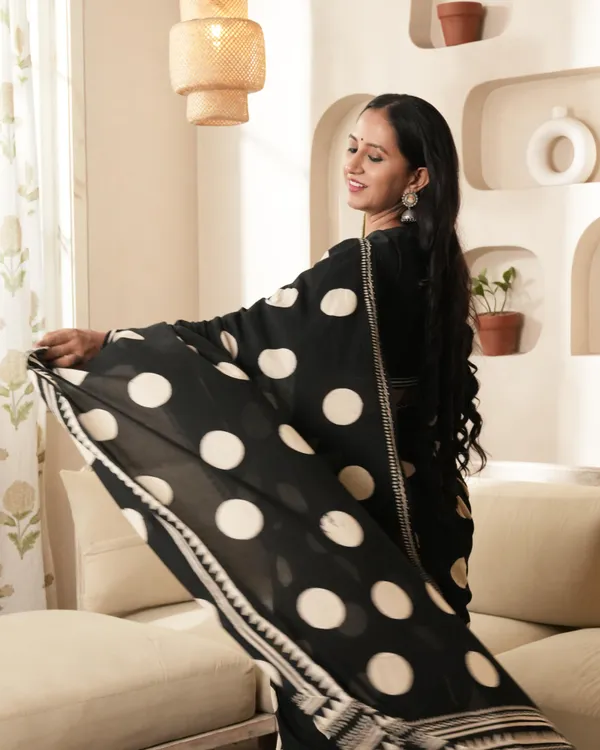Black_Cotton_Polka_Dot_Mul_Saree_With_Tassels_For_Women